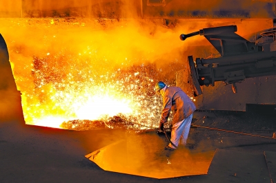 武钢扭亏为盈，上半年净赚7亿元，职工总数下降2.7万人